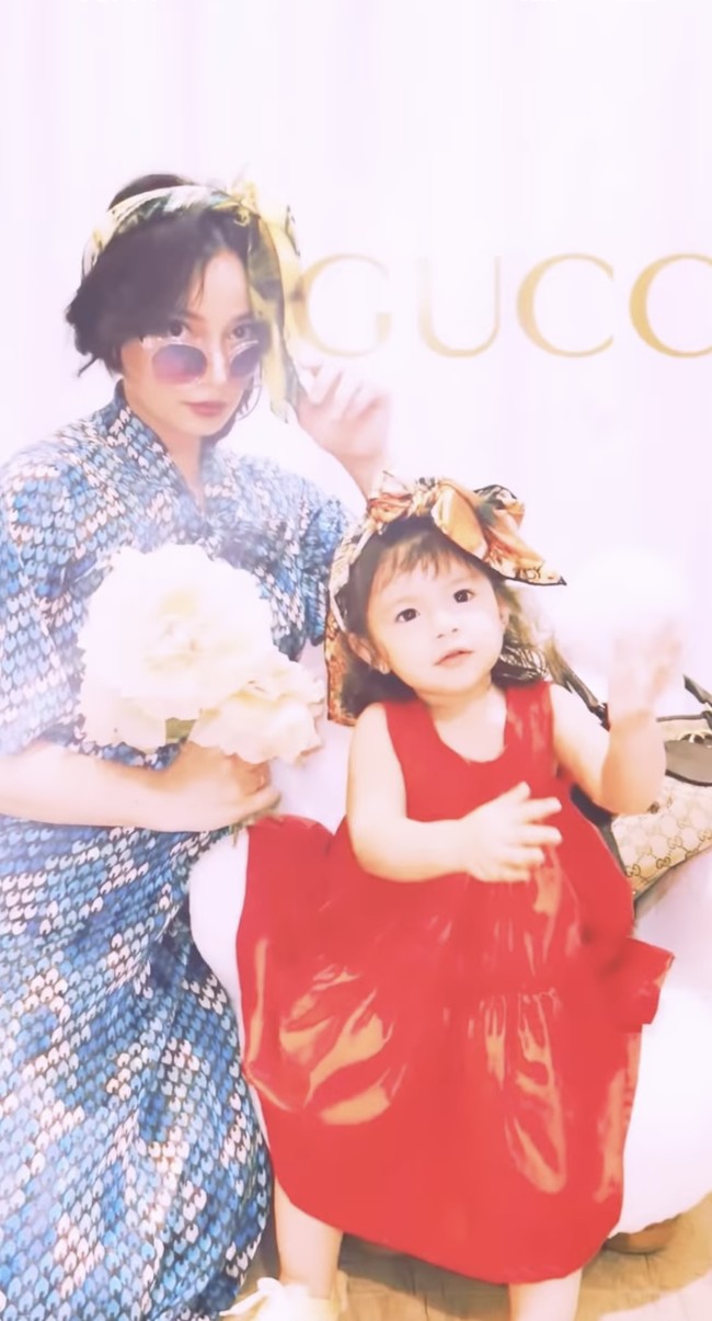 Hingga saat ini unggahan video Gucci challenge Asmirandah dan putrinya itu telah ditayangkan lebih dari 887 ribu kali dan memperoleh beragam komentar. Tak sedikit yang memuji penampilan keduanya, terutama penampilan Chloe yang disebut terlihat cantik sekaligus imut menggemaskan. Foto: Instagram/@asmirandah89