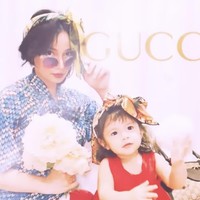 Hingga saat ini unggahan video Gucci challenge Asmirandah dan putrinya itu telah ditayangkan lebih dari 887 ribu kali dan memperoleh beragam komentar. Tak sedikit yang memuji penampilan keduanya, terutama penampilan Chloe yang disebut terlihat cantik sekaligus imut menggemaskan. Foto: Instagram/@asmirandah89