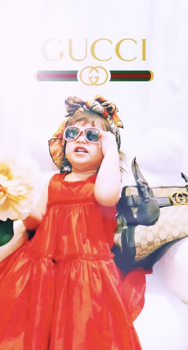 Mengenakan kaca mata hitam seperti ini, penampilan Chloe terlihat semakin bikin gemas. Tak heran jika banyak netizen yang jadi ikut menyoroti putri kecil Asmirandah dan Jonas tersebut. Foto: Instagram/@asmirandah89