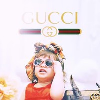 Mengenakan kaca mata hitam seperti ini, penampilan Chloe terlihat semakin bikin gemas. Tak heran jika banyak netizen yang jadi ikut menyoroti putri kecil Asmirandah dan Jonas tersebut. Foto: Instagram/@asmirandah89