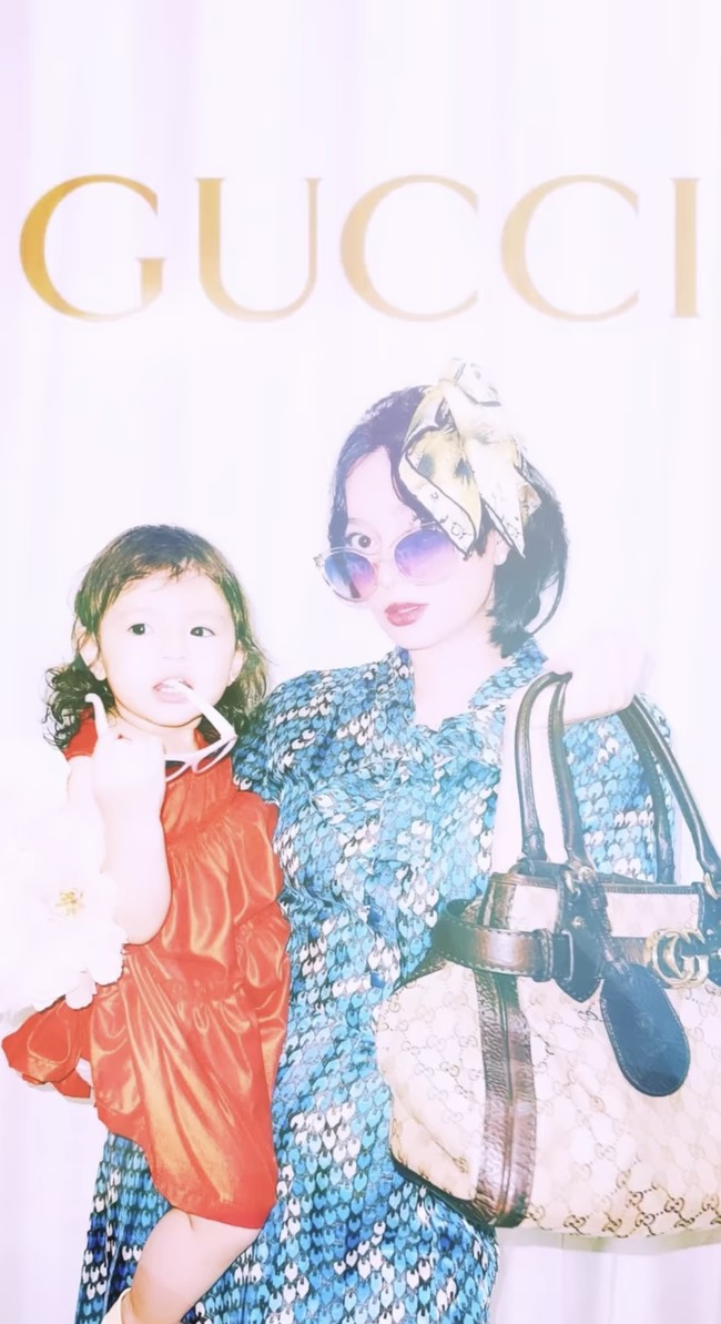 Berpose bersama sang bunda, penampilan Chloe dan Asmirandah terlihat kompak. Wajah keduanya pun terlihat begitu mirip. Bagaimana menurutmu? Foto: Instagram/@asmirandah89