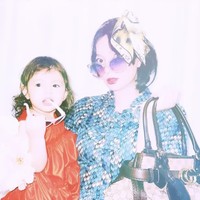 Berpose bersama sang bunda, penampilan Chloe dan Asmirandah terlihat kompak. Wajah keduanya pun terlihat begitu mirip. Bagaimana menurutmu? Foto: Instagram/@asmirandah89