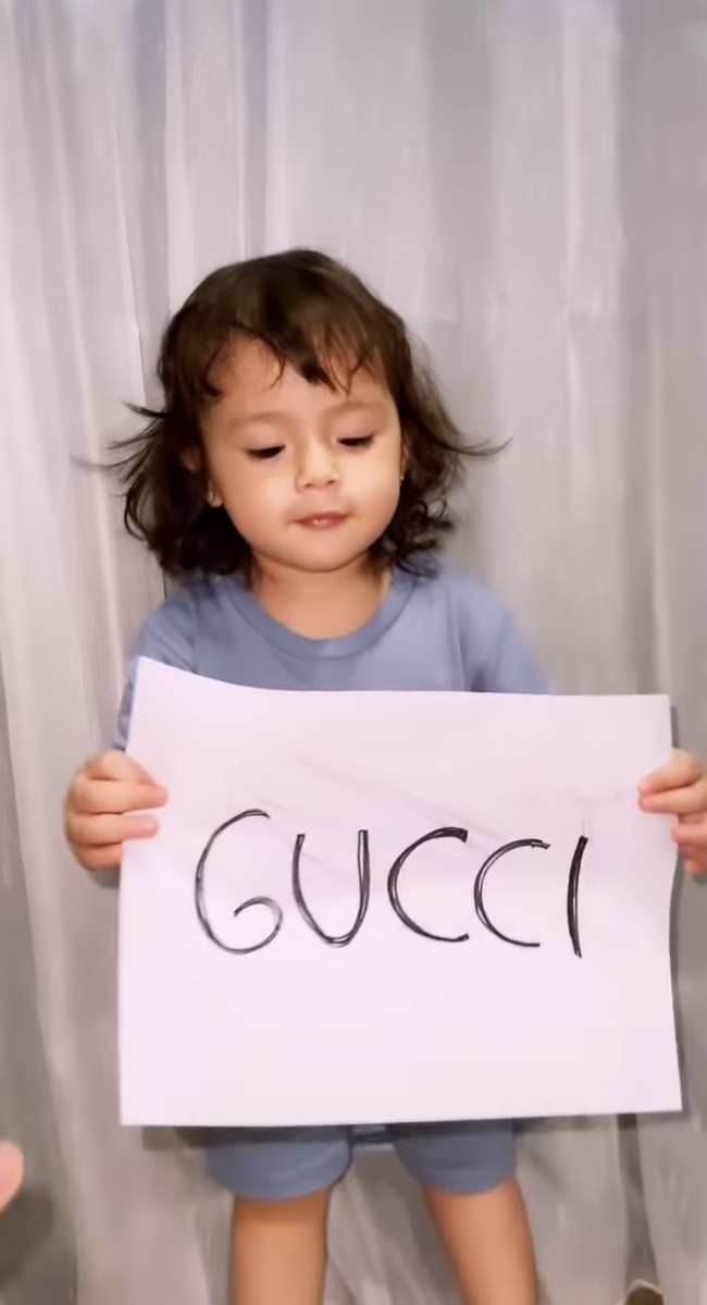 Asmirandah baru saja terlihat mengunggah video Gucci challenge dirinya bersama sang putri ke Instagram. Video tersebut dibuka dengan penampilan imut dan menggemaskan dari sang putri yang memegang sebuah kertas bertuliskan Gucci. Foto: Instagram/@asmirandah89