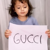 Asmirandah baru saja terlihat mengunggah video Gucci challenge dirinya bersama sang putri ke Instagram. Video tersebut dibuka dengan penampilan imut dan menggemaskan dari sang putri yang memegang sebuah kertas bertuliskan Gucci. Foto: Instagram/@asmirandah89