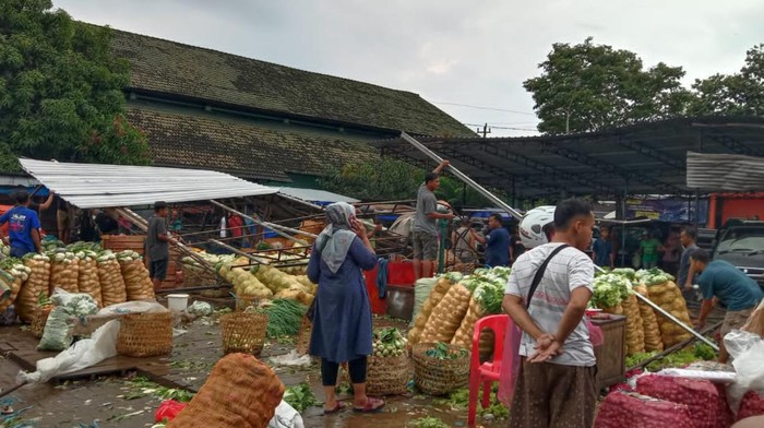 Suasana usai atap kanopi di Pasar Giwayangan Jogja roboh, Minggu (29/5/2022).