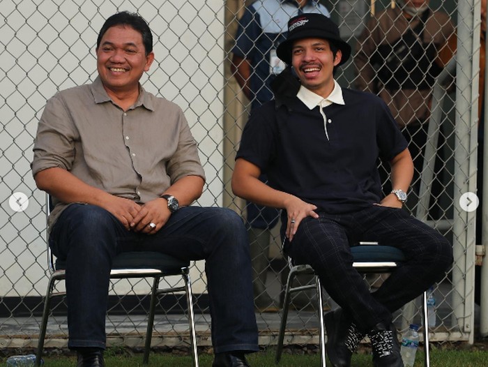 Atta Halilintar menonton Madura United (MU) latihan, Minggu (29/5). Netizen lalu berspekulasi soal kehadiran Atta.