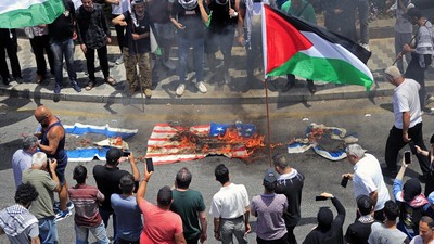 Di Lebanon, Bendera Israel Diinjak dan Dibakar, Ada Apa?