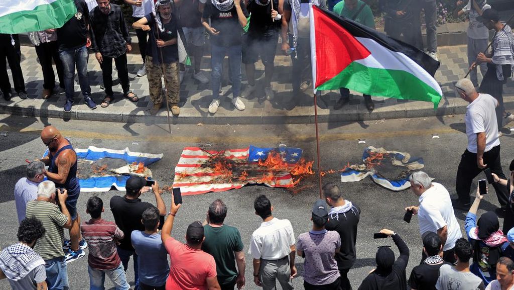Di Lebanon, Bendera Israel Diinjak dan Dibakar, Ada Apa?