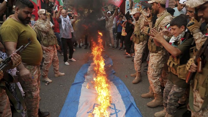 Bendera Israel dan Amerika Serikat terlihat dibakar oleh massa di Lebanon. Aksi itu dilakukan menyusul ketegangan yang terjadi di antara Palestina dan Israel.