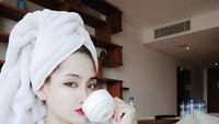 Hi, gimana hari ini? Baik? tanyanya di kolom keterangan. Biya Pink Pink agaknya senang pamer momen minum cantik seperti ini.