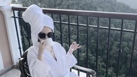 Wanita yang menggeluti dunia tarik suara ini sekarang punya lebih dari 198 ribu followers. Di Instagram ia kerap pamer berbagai momen, termasuk menikmati minuman dengan pemandangan asri dari ketinggian.