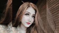 Dalam unggahan itu, Hotman Paris juga mengungkap keuntungan wanita yang jadi aspri-nya. Ia bakal terkenal karena tampil dalam berbagai acara TV dan sering diajak ke Holywings. Biya Pink Pink pun agaknya bakal mendapat keuntungan itu.