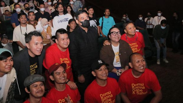 Bobby saat bersama pemain film Ngeri Ngeri Sedap di Ringroad City Walk.