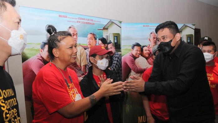 Bobby saat menyalami Tika Panggabean pemain film Ngeri Ngeri sedap di Ringroad City Walk.