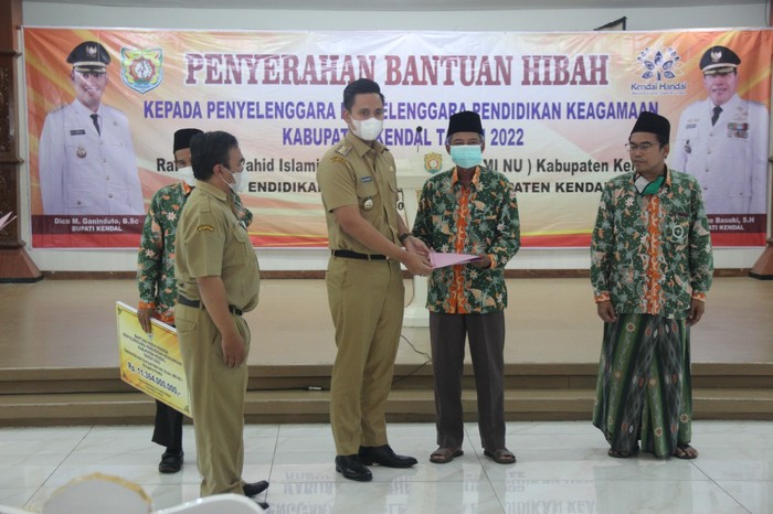 Bupati Kendal Berikan Bantuan Hibah