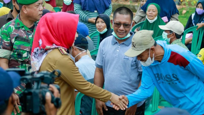 Bupati Tulang Bawang Winarti memberikan bantuan kepada korban puting petiung.