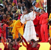 Penyanyi Camila Cabello ikut menyemarakkan final Liga Champions 2021/2022 antara Liverpool vs. Real Madrid di Saint Denis, Paris, Sabtu (28/5/2022). Performanya kian sempurna dengan busana serba putih bernuansa boho yang memukau karya Carlos Pineda. Sebuah crop-top transparan lengan panjang yang penuh ruffle bervolume dan rok maksi menjadi andalannya. Warna yang serba putih sukses menjadikan Camila Cabello pusat perhatian di tengah dominasi baju berwarna mencolok para penarinya. (Foto: Getty Images/Catherine Ivill)
