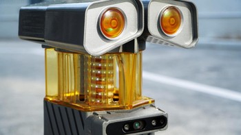 Robot ini menggunakan lampu dan ventilasi udara untuk menarik nyamuk ke dalam perangkap.