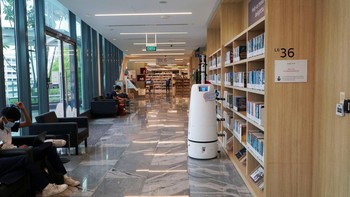 Robot ini tugasnya memindai dan melaporkan buku yang salah tempat. Kementerian tenaga kerja mencatat pembatasan COVID-19 telah mempercepat laju adopsi dan otomatisasi teknologi oleh perusahaan.