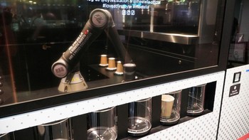 Robot barista Ella, yang dirancang oleh Crown Digital, Ella mampu membuat kopi secara mandiri setelah menerima pesanan, di Singapura. Bisnis di Singapura mulai bergantung pada robot. 