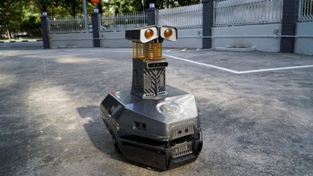 Ini adalah robot penangkap nyamuk yang digunakan oleh grup LHN, yang menjalankan jaringan hotel Coliwoo, di dalam sebuah hotel di Singapura.