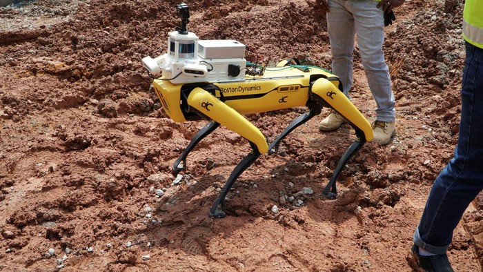 Canggih! Ini Deretan Robot-robot Pekerja di Singapura. Picture taken April 22, 2022.   REUTERS/Travis Teo