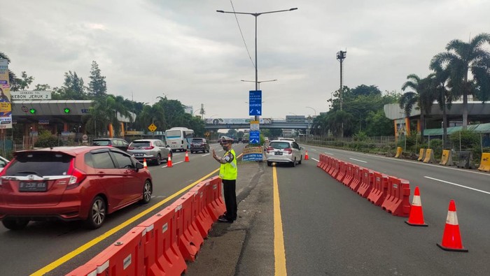 Contraflow di Km 3 Tol Jakarta-Tangerang arah Tomang, Sein (30/5/2022) berlaku hingga pukul 09.00 WIB