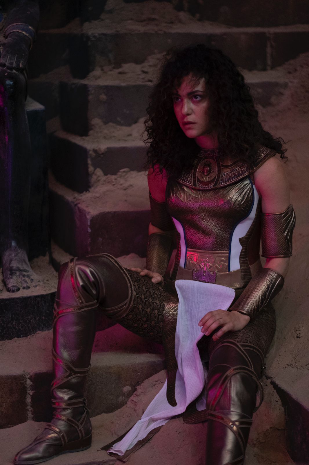 Oscar Isaac as Marc Spector/Steven Grant in Marvel Studios' MOON KNIGHT. Photo by Csaba Aknay. ©Marvel Studios 2022. All Rights Reserved.