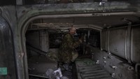 Mengutip AP, militer Ukraina memperbaiki kendaraan tempur Rusia yang ditinggalkan di medan perang.  