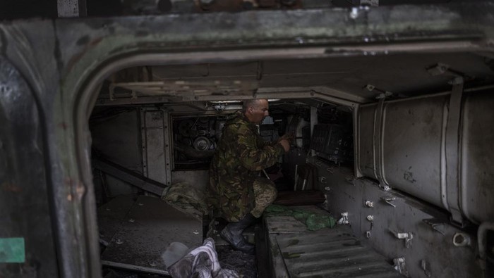 Sejumlah kendaraan tempur Rusia ditinggalkan di Ukraina karena rusak akibat perang. Kondisi itu dimanfaatkan Ukraina untuk ambil alih kendaraan tempur Rusia.