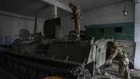 Prajurit Ukraina memeriksa kondisi MT-LB Rusia, kendaraan tempur yang ditinggalkan begitu saja di wilayah Ukraina karena rusak akibat perang, Minggu (29/5/2022).