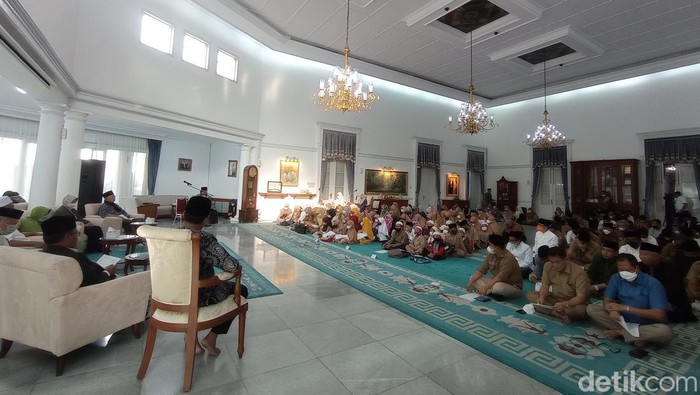 Doa bersama untuk Eril di Gedung Pakuan Bandung.