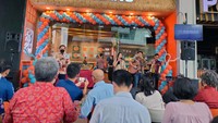 Acara dimeriahkan dengan live musik.