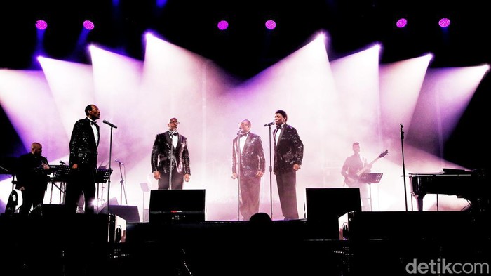 The Temptations Revue berduet dengan Gleen Leonard saat tampil di BNI Java Jazz Festival 2022. Keduanya jadi penampil spesial di hari ketiga festival musik itu.