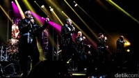 Selain penampilan musisi luar negeri, Java Jazz Festival 2022 hari ketiga juga turut dimeriahkan oleh penampilan para musisi Tanah Air, salah satunya Reza Artamevia.