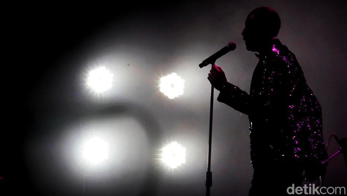 Duet Spesial The Temptations Revue-Glenn Leonard di Java Jazz 2022 The Temptations Revue berduet dengan Gleen Leonard saat tampil di BNI Java Jazz Festival 2022. Keduanya jadi penampil spesial di hari ketiga festival musik itu.