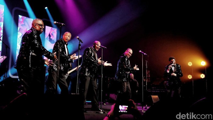 The Temptations Revue berduet dengan Gleen Leonard saat tampil di BNI Java Jazz Festival 2022. Keduanya jadi penampil spesial di hari ketiga festival musik itu.