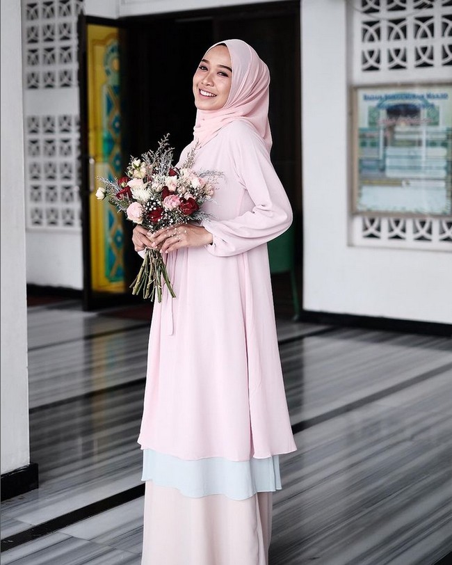 Usai mengikuti Puteri Indonesia 2022, gaya berhijab Eggy pun menjadi sorotan. Kegiatan sehari-hari ia kerap mengenakan hijab segi empat dan busana warna pastel yang feminin. Foto: Dok. Instagram @eggyfegri.