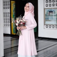 Usai mengikuti Puteri Indonesia 2022, gaya berhijab Eggy pun menjadi sorotan. Kegiatan sehari-hari ia kerap mengenakan hijab segi empat dan busana warna pastel yang feminin. Foto: Dok. Instagram @eggyfegri.