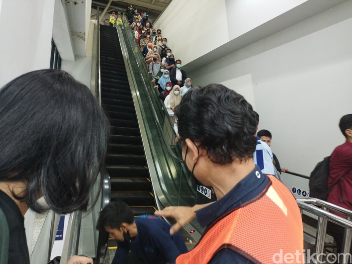 Eskalator di Stasiun Manggarai Jaksel rusak lagi. 30 Mei 2022. (Karin Nur Secha/detikcom)
