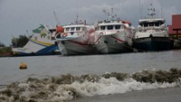 Sementara itu, cuaca ekstrem menyebabkan sejumlah kapal cepat dan kapal roro berlabuh di pelabuhan penyeberangan Ulee Lheue, Banda Aceh, Aceh, Minggu (29/5/2022). (Ampelsa/Antara Foto).  