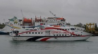 Pihak Angkutan Sungai dan Penyeberangan (ASDP) di daerah itu menghentikan aktivitas penyeberangan untuk kapal cepat rute Banda Aceh tujuan Pulau Sabang dan sebaliknya akibat cuaca buruk disertai angin kencang dengan kecepatan 40 hingga 55 knot/jam yang berpotensi terjadi gelombang setinggi tiga sampai empat meter yang diperkirakan berlangsung hingga dua hari ke depan. (Ampelsa/Antara Foto).