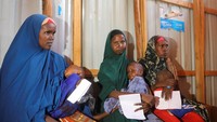 Perempuan Somalia pengungsi internal membawa anak-anak mereka saat mereka menunggu pemeriksaan gizi buruk di rumah sakit Dollow di Dollow.