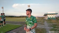 Higor Felipe Vidal usai mengikuti latihan perdana bersama Persebaya di Lapangan ABC Gelora Bung Tomo (GBT), Senin (30/5/2022)/Foto: Deny Prastyo Utomo/detikJatim