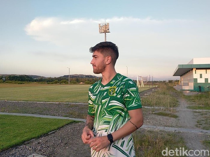 Persebaya mengenalkan Higor Felipe Vidal, gelandang serang anyar asal Brasil. Meski lahir di Negeri Samba, ia mengaku mengidolakan Lionel Messi.