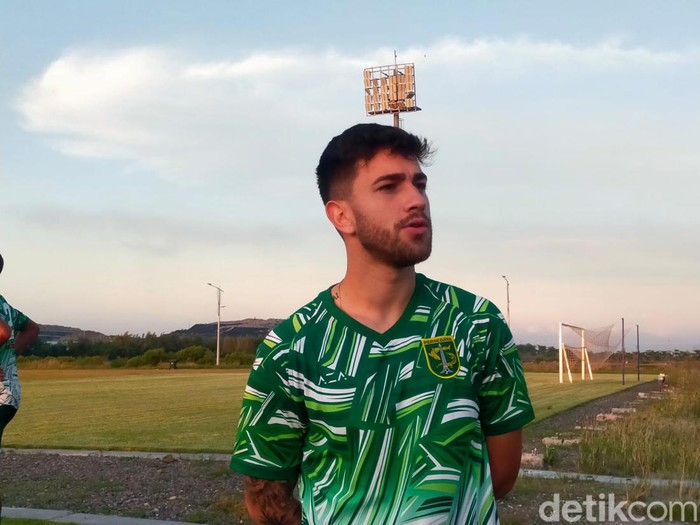Persebaya mengenalkan Higor Felipe Vidal, gelandang serang anyar asal Brasil. Meski lahir di Negeri Samba, ia mengaku mengidolakan Lionel Messi.