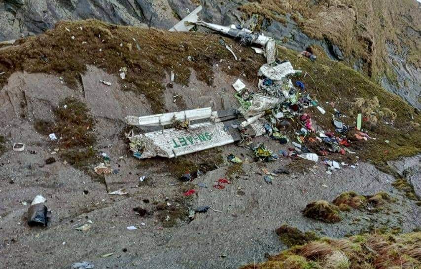 Puing-puing pesawat maskapai lokal Nepal, Tara Air, ditemukan di area pegunungan setempat. Dilaporkan bahwa pesawat itu mengangkut 22 orang saat hilang kontak sejak Minggu (29/5) waktu setempat.