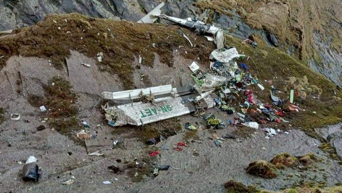 Hilang Kontak, Pesawat Tara Air Ditemukan Hancur di Nepal Puing-puing pesawat maskapai lokal Nepal, Tara Air, ditemukan di area pegunungan setempat. Dilaporkan bahwa pesawat itu mengangkut 22 orang saat hilang kontak sejak Minggu (29/5) waktu setempat.
