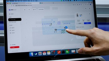 Otak robot itu disimpan di cloud dan terhubung ke robot melalui jaringan 5G supercepat pribadi.