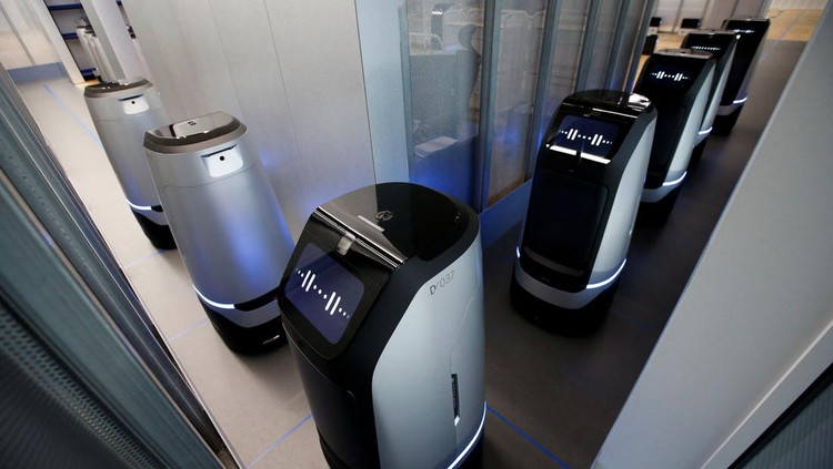 Ini Dia Robot 5G Korea Selatan yang Siap Antar Paket hingga Kopi Robots using 5G networks prepare delivery services at the Naver 1784 company office in Seongnam, South Korea, May 13, 2022. Picture taken May 13, 2022. REUTERS/ Heo Ran